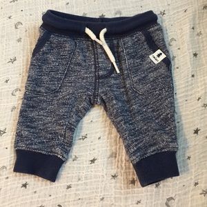 Cute blue sweatpants with pockets.